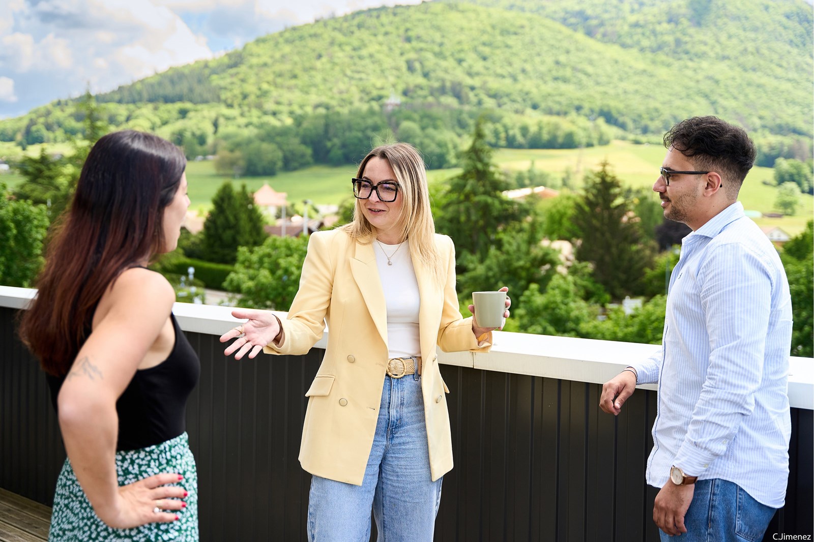 <p><strong>➯ Une int&eacute;gration rapide aux &eacute;quipes :</strong> vous &ecirc;tes impliqu&eacute;s d&egrave;s vos premiers jours pour faciliter votre int&eacute;gration (d&eacute;jeuner d'accueil, parrainage...)</p>-image